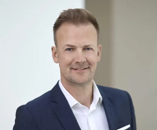 Bild von Dr. Florian Fuhrmann im blauen Anzug mit weißem Hemd