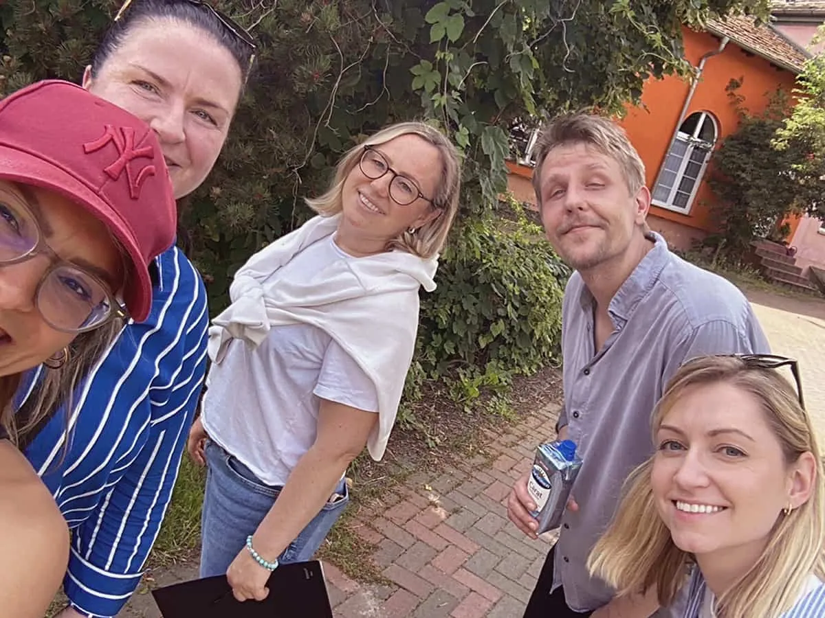 5 Personen lächeln in die Kamera